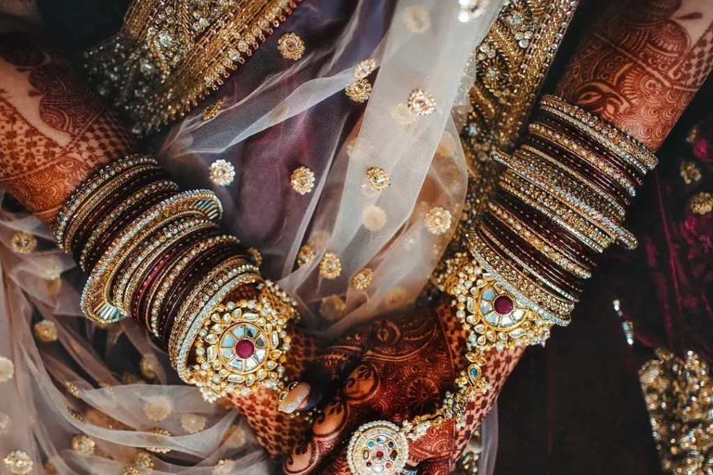 Bangles as best artificial jewellery piece: Glass bangles Vs metallic bangles